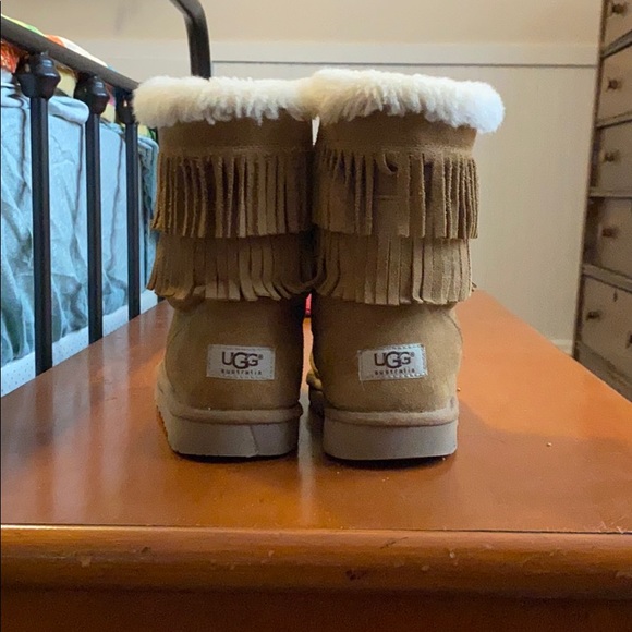 Uggs fringe boots size 4 - Picture 3 of 4